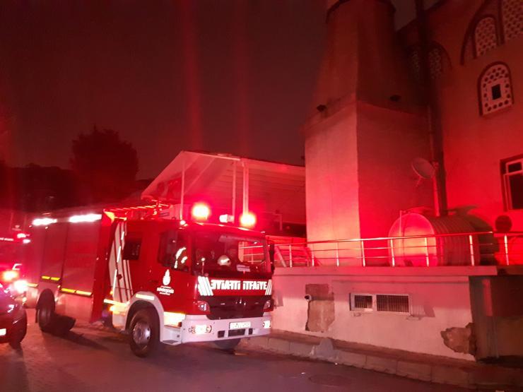 Avcılarda cami kütüphanesinde yangın çıktı