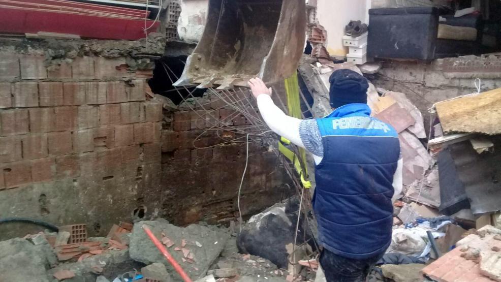 Sarıyerde ineğin üstüne balkon çöktü