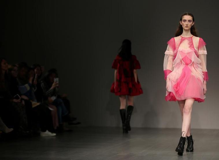 Ajda Pekkan, Londra Moda Haftasında podyuma çıktı