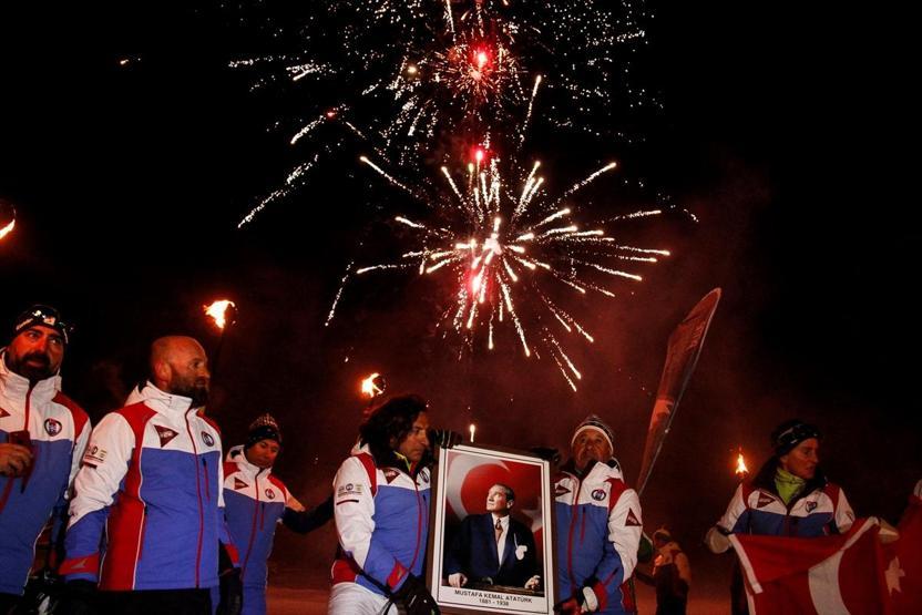 Kış Olimpiyatlarındaki Türk sporcuları protesto edip kayakları ateşe verdiler