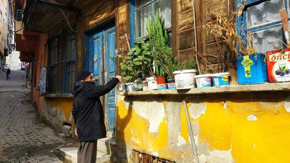 Çocukluğunu, komşularını ve annesini bir pencerede yaşatıyor