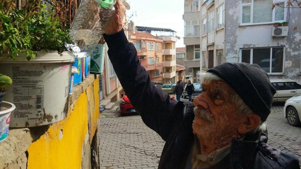 Çocukluğunu, komşularını ve annesini bir pencerede yaşatıyor