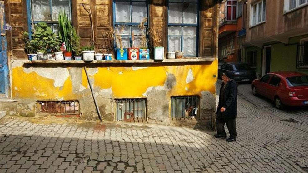 Çocukluğunu, komşularını ve annesini bir pencerede yaşatıyor