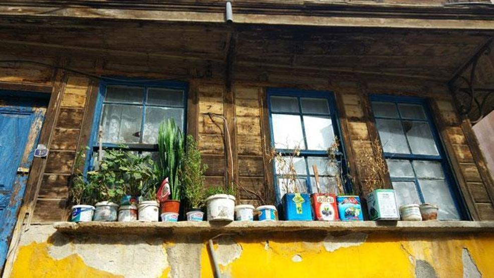 Çocukluğunu, komşularını ve annesini bir pencerede yaşatıyor