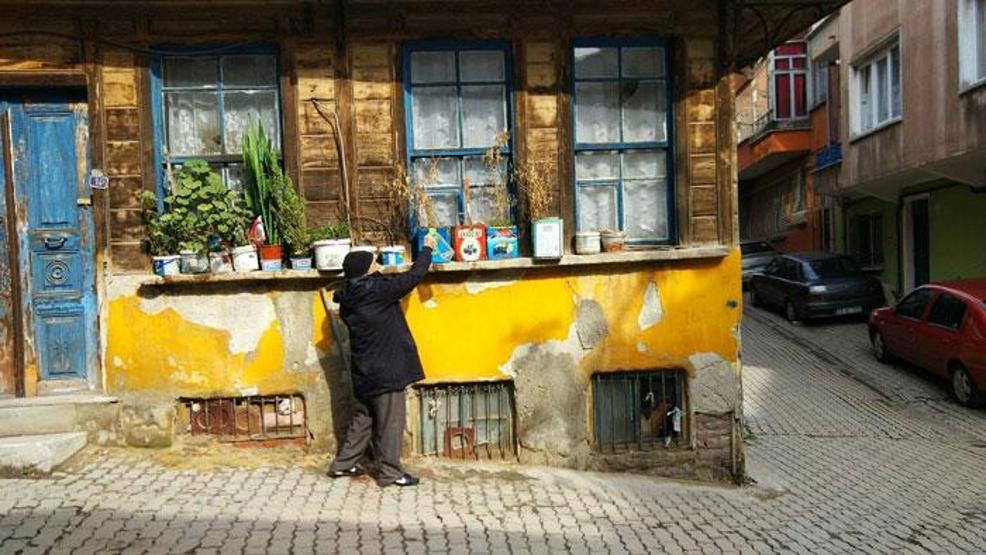 Çocukluğunu, komşularını ve annesini bir pencerede yaşatıyor