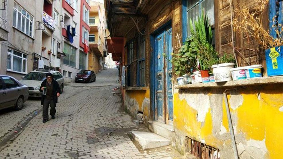 Çocukluğunu, komşularını ve annesini bir pencerede yaşatıyor