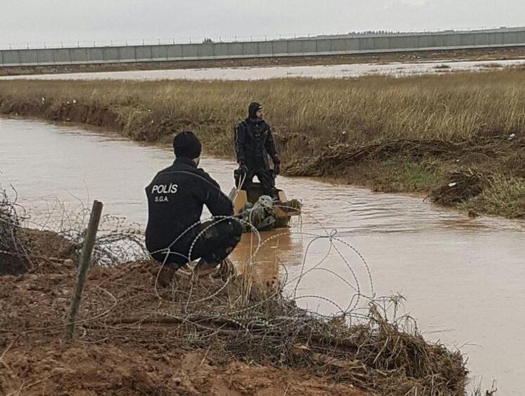 Son dakika... Akçakalede zırhlı araç sele kapıldı: 2 asker kayıp