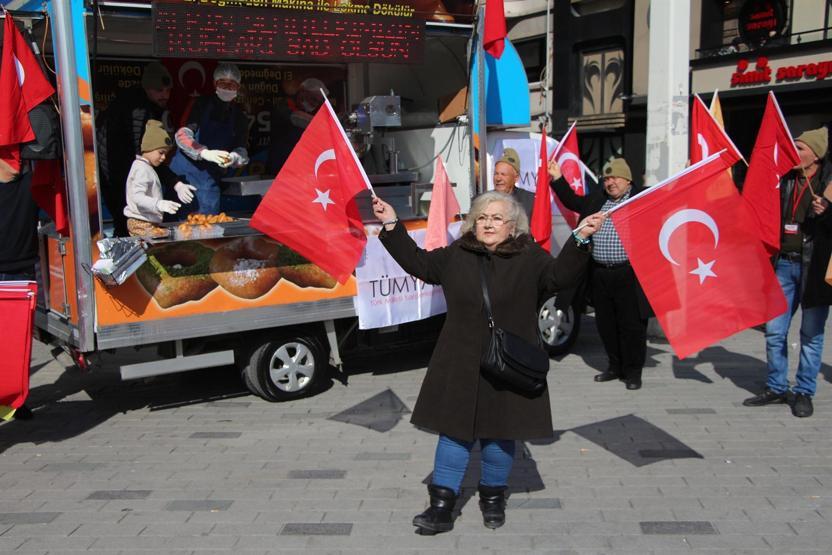 Şehit kızı, Afrin şehitleri için lokma dağıttı