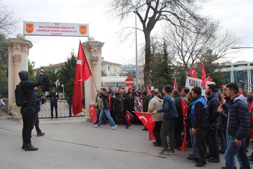 Traktörleriyle gelip gönüllü askerlik başvurusu yaptılar