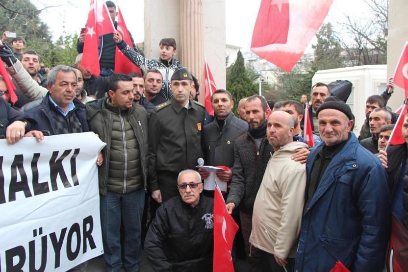 Traktörleriyle gelip gönüllü askerlik başvurusu yaptılar