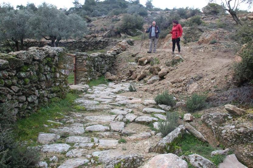 Köylüler 2300 yıllık antik yolu tahrip etti