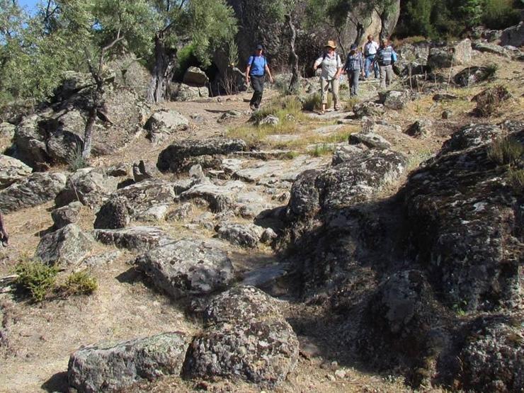 Köylüler 2300 yıllık antik yolu tahrip etti