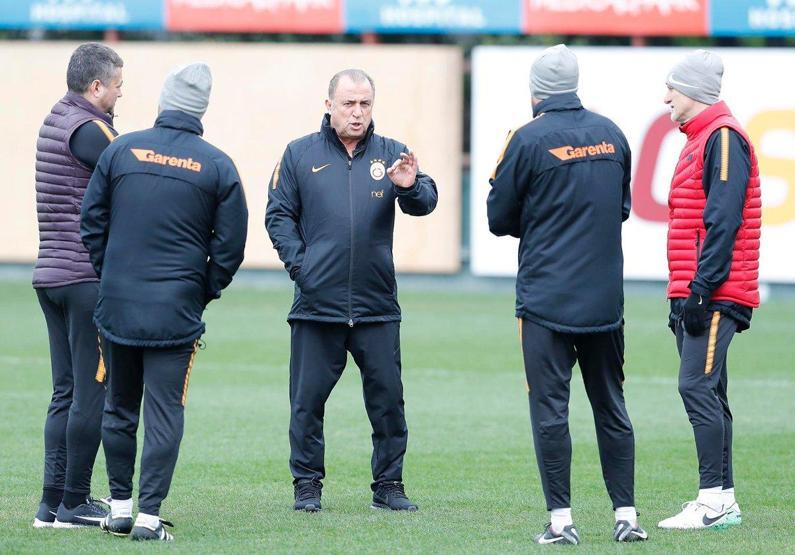 Galatasaray antrenmanında yüzler asık