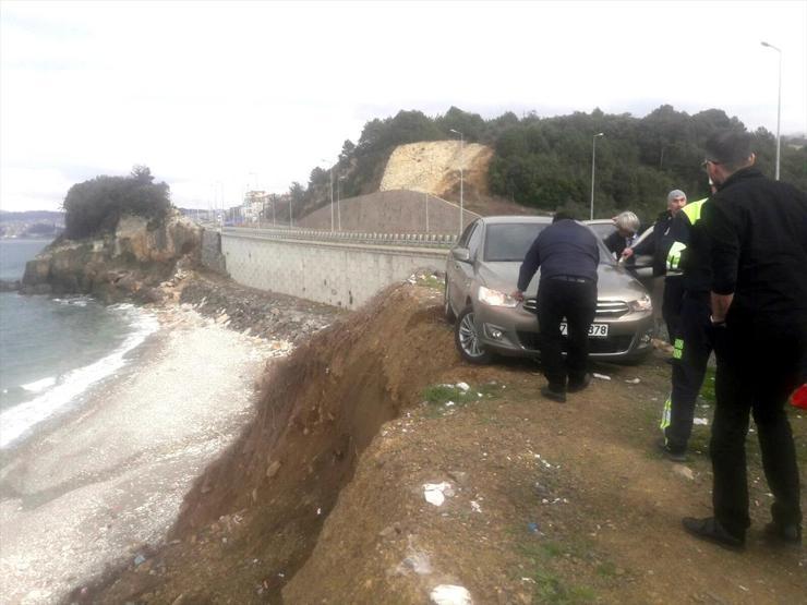 Askıda kalan otomobili vatandaşlar tuttu