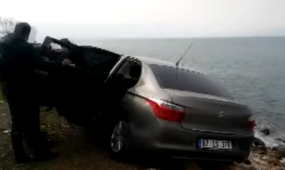 Askıda kalan otomobili vatandaşlar tuttu