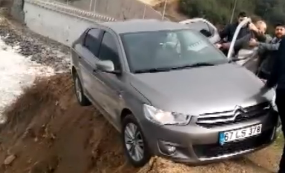 Askıda kalan otomobili vatandaşlar tuttu
