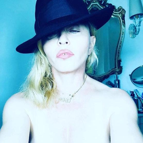 Pop müzik efsanesi Madonnadan 59 yaşında üstsüz selfie