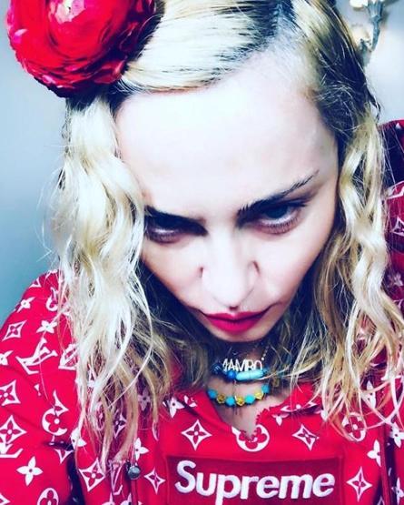 Pop müzik efsanesi Madonnadan 59 yaşında üstsüz selfie