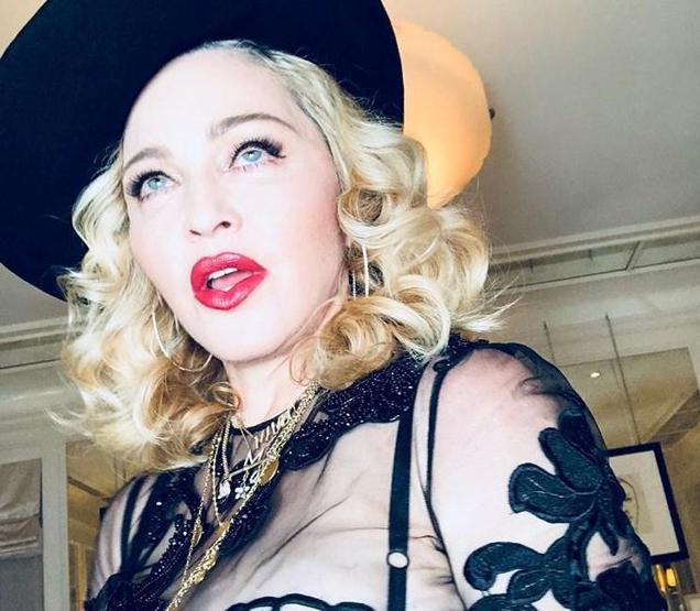 Pop müzik efsanesi Madonnadan 59 yaşında üstsüz selfie