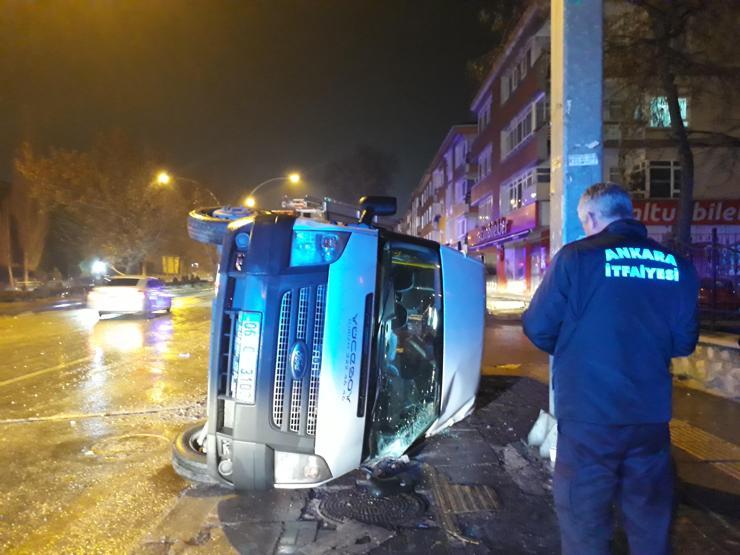 Ankarada servis aracıyla otomobil çarpıştı: Yaralılar var