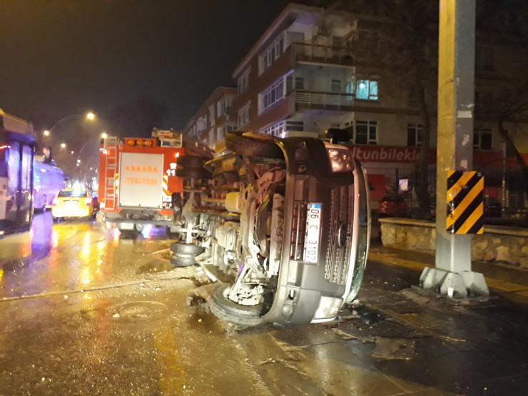 Ankarada servis aracıyla otomobil çarpıştı: Yaralılar var