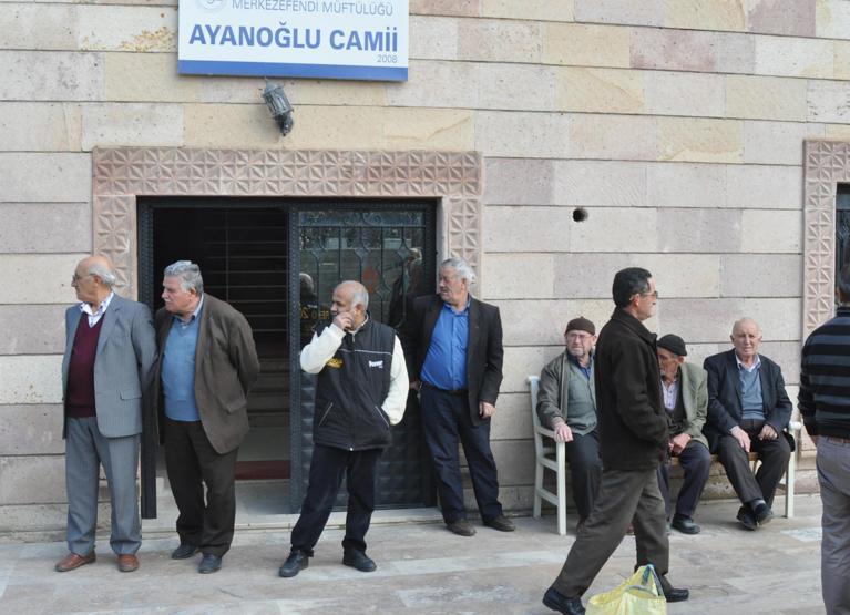 Cami musluklarını kırarak çaldılar