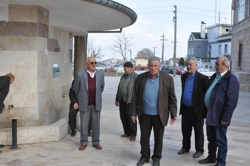 Cami musluklarını kırarak çaldılar