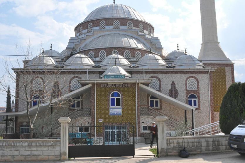 Cami musluklarını kırarak çaldılar