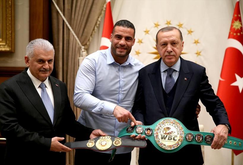 Erdoğan, dünya şampiyonu Suriye asıllı boksör Charrı kabul etti