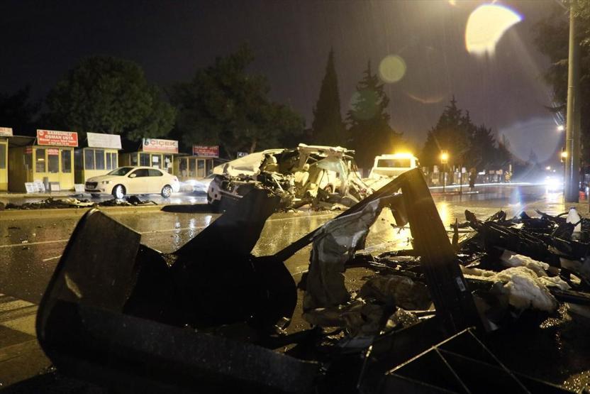 İzmirde korkunç kaza: Lüks otomobil kamyonetle çarpıştı