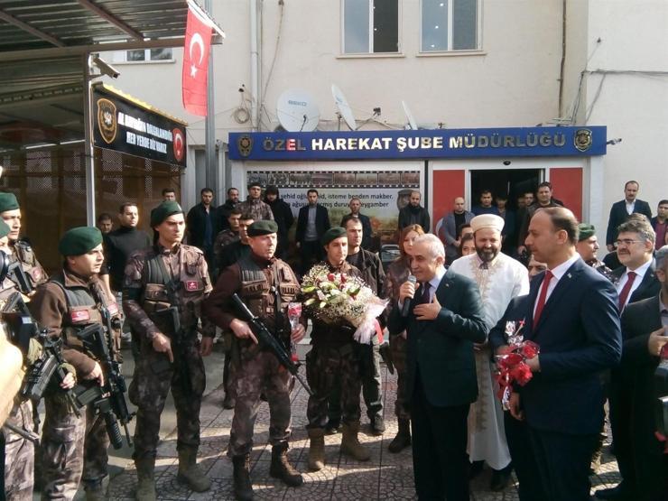 Polisleri Afrine uğurlayan Fakıbaba: Şu kahpe düşmana ben de kurşun sıkabilseydim