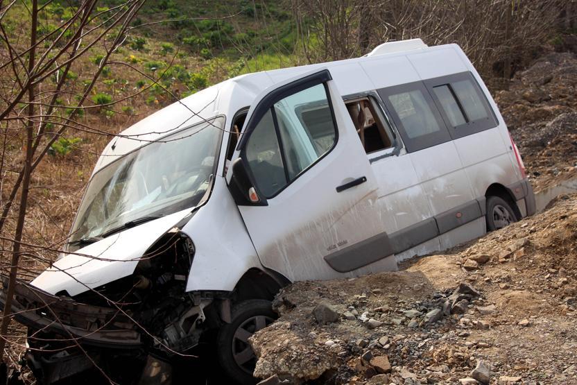 Köylüleri taşıyan minibüs devrildi: 9 yaralı