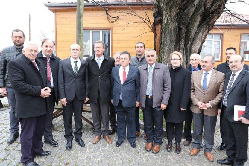 Vali vatandaşlara çay dağıttı