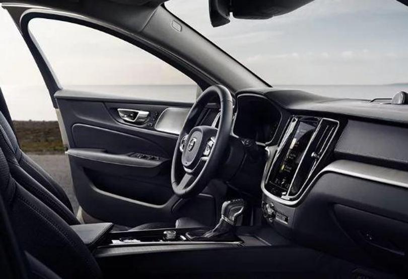 Yeni Volvo V60 station fotoğrafları