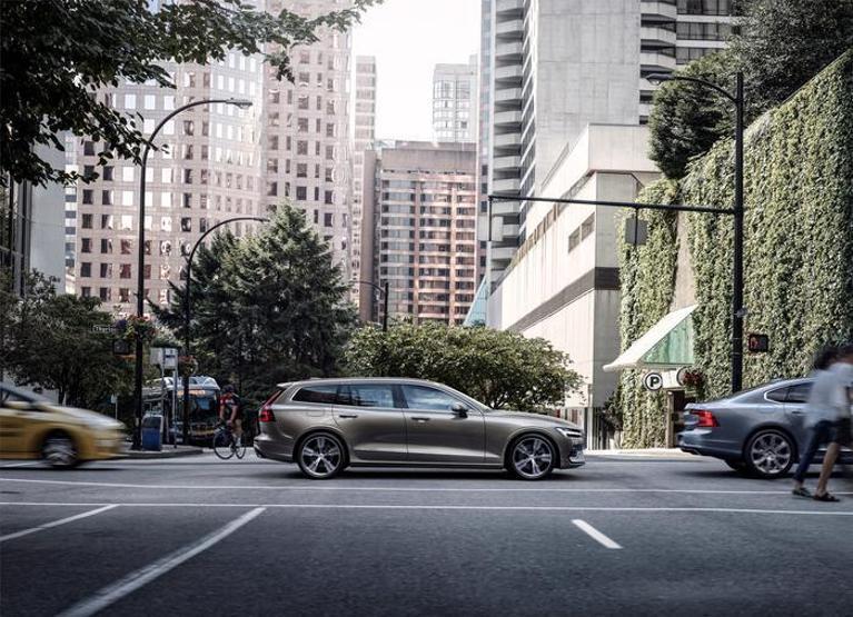 Yeni Volvo V60 station fotoğrafları