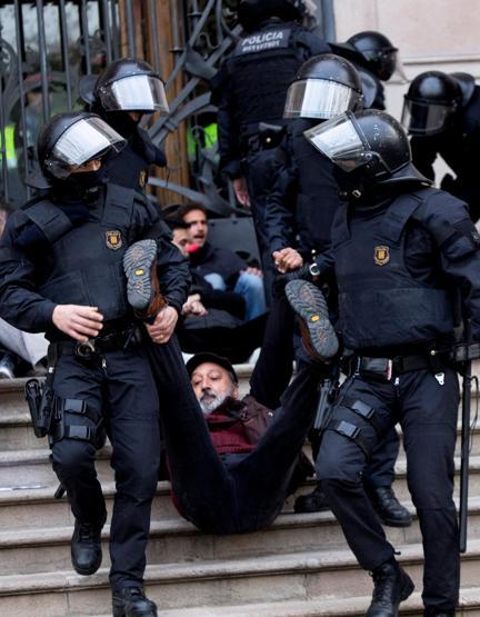 Katalan protestoculara polis müdahalesi