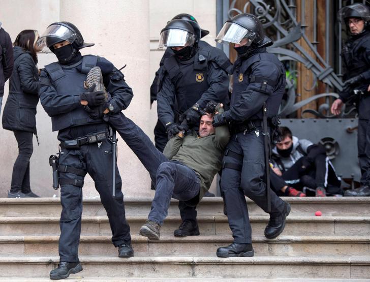 Katalan protestoculara polis müdahalesi