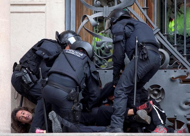 Katalan protestoculara polis müdahalesi