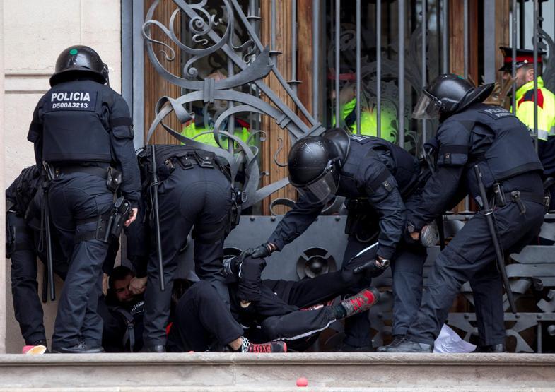 Katalan protestoculara polis müdahalesi