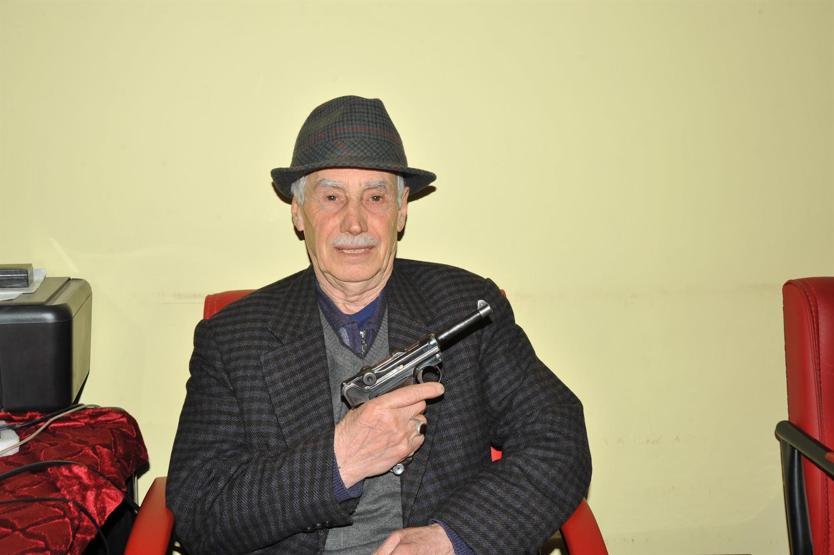 Bu ilçede mezar taşına silah figürü işleniyor
