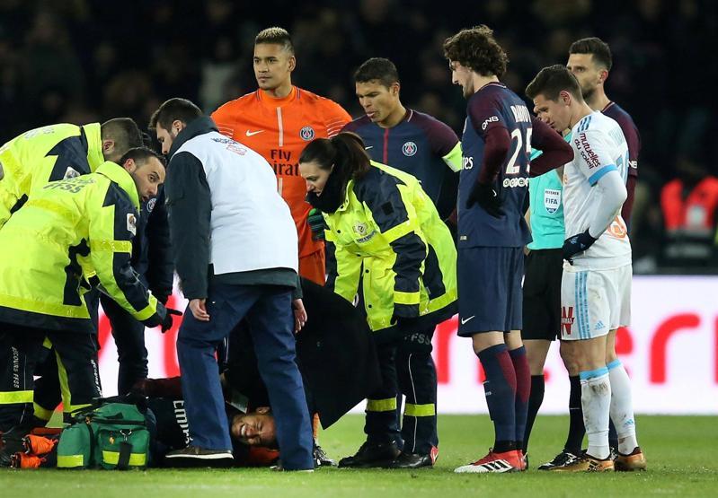 Neymar ağlayarak oyundan çıktı
