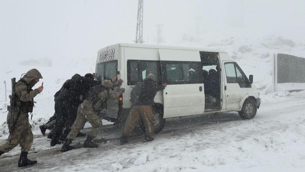 Van ve Hakkaride yollar kapandı