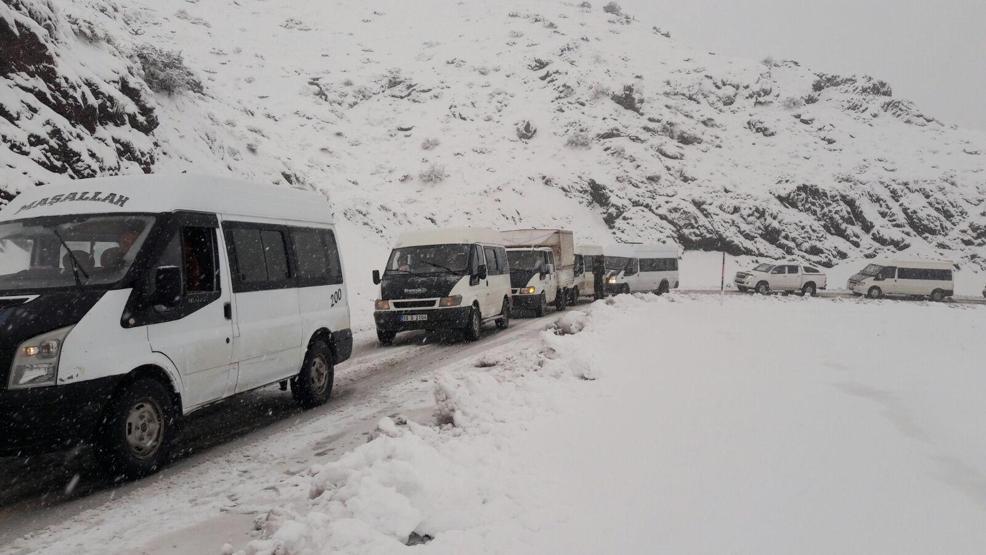 Van ve Hakkaride yollar kapandı