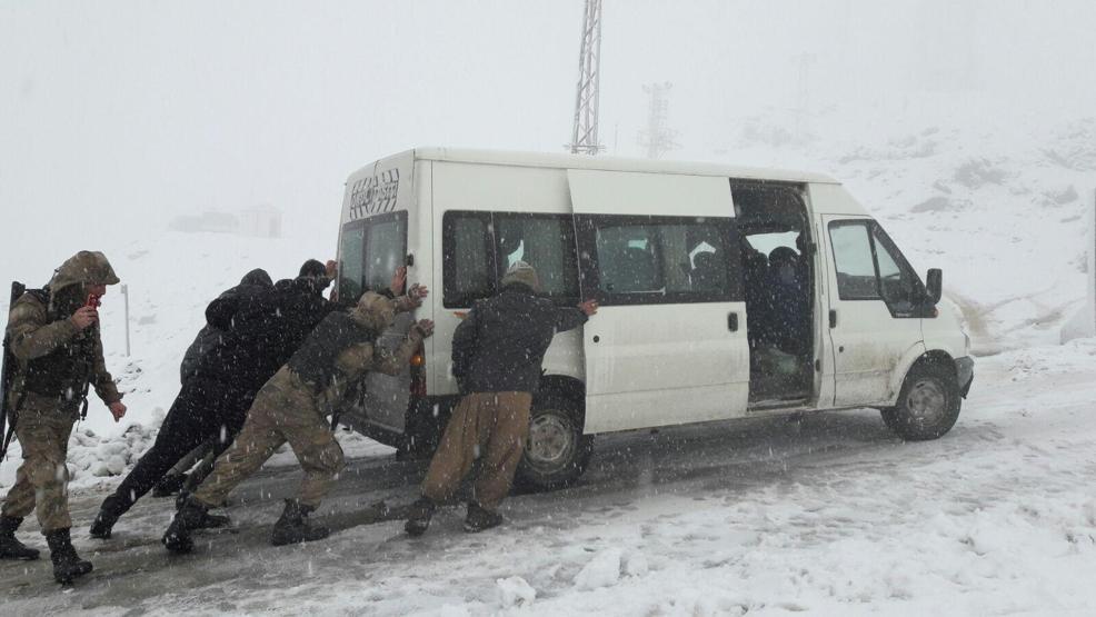 Van ve Hakkaride yollar kapandı