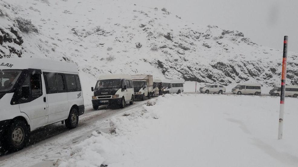 Van ve Hakkaride yollar kapandı