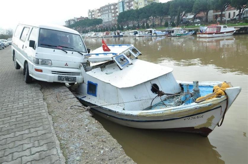 Akılalmaz kaza Minibüs çaydaki balıkçı teknesine çarptı