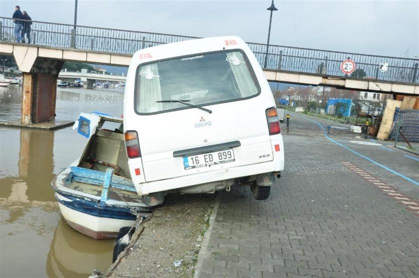 Akılalmaz kaza Minibüs çaydaki balıkçı teknesine çarptı