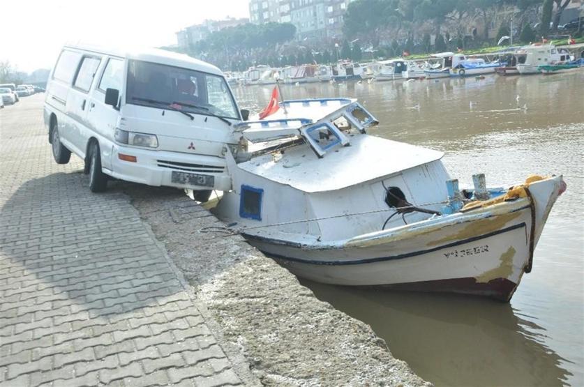 Akılalmaz kaza Minibüs çaydaki balıkçı teknesine çarptı