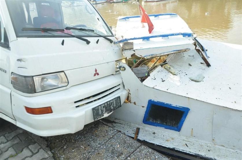 Akılalmaz kaza Minibüs çaydaki balıkçı teknesine çarptı