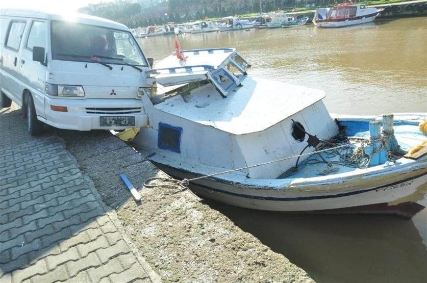 Akılalmaz kaza Minibüs çaydaki balıkçı teknesine çarptı